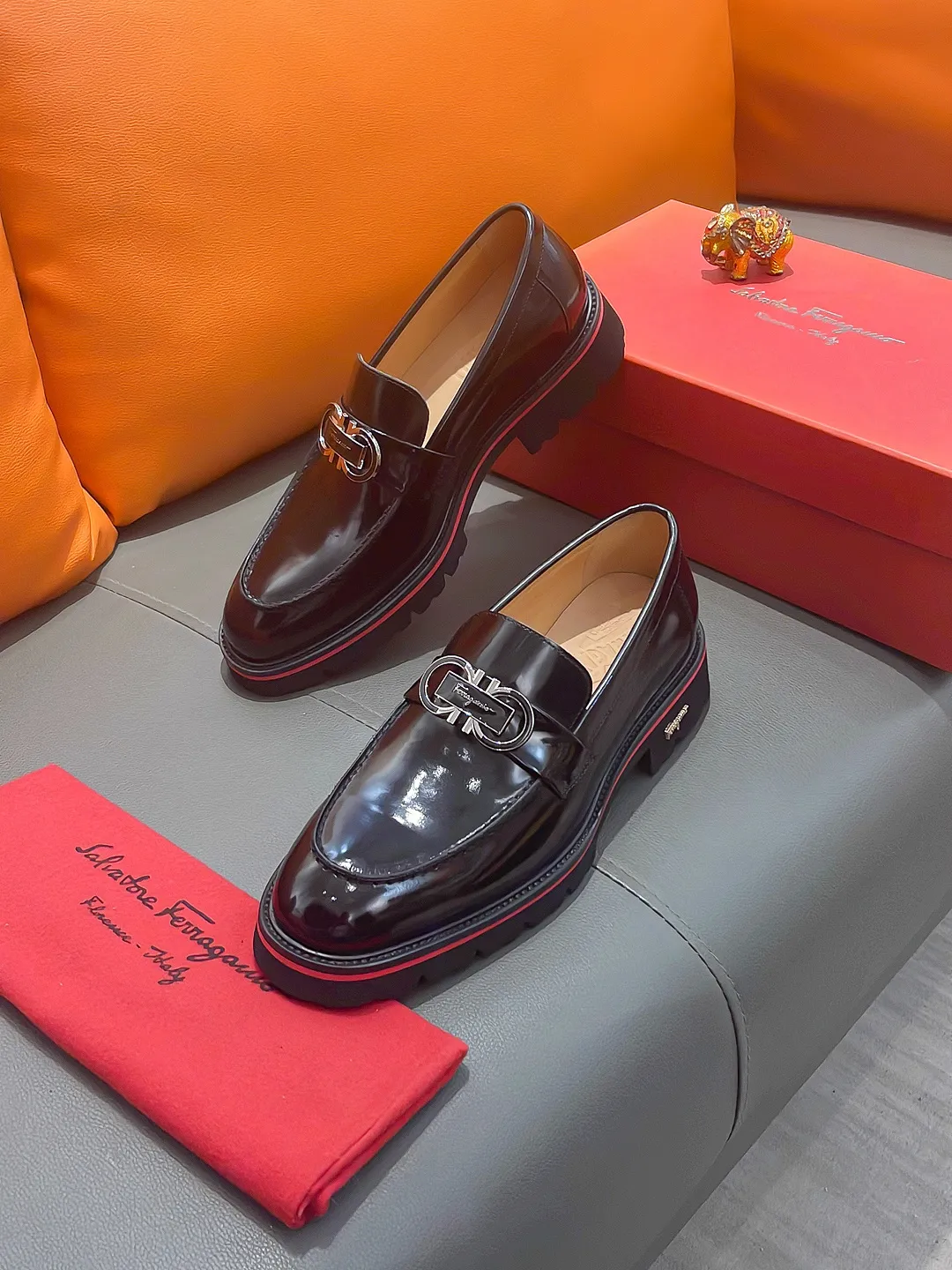 Men's shoes FERRAGAMO "Ferragamo" P540 Regular size: 39-44 (38, 45, 46, 47 customized) (suit shoes) Product materials: Selected first-layer cowhide upper, imported sheepskin lining; original outsole.